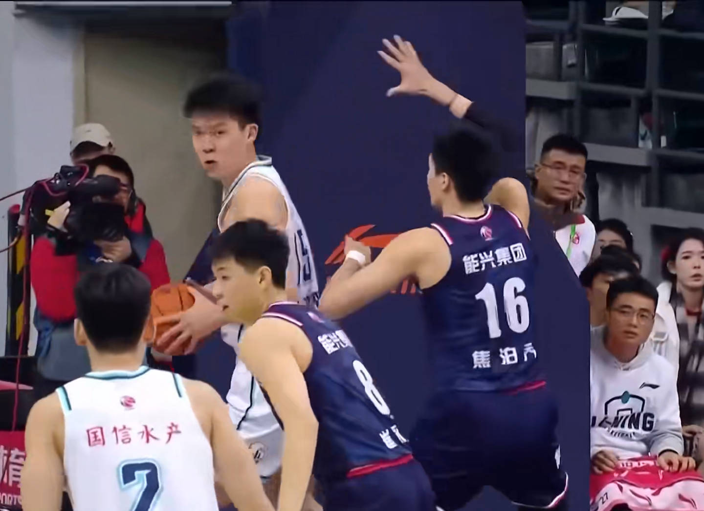 爱游戏APP包含广州队迎NBA总决赛关键赛,赛后外线爆发,引发热议,年轻球员得到机会的词条